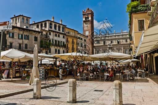 Piazza delle Erbe Verona: Scorcio delle Bancarelle e Tavolini dei Ristoranti
