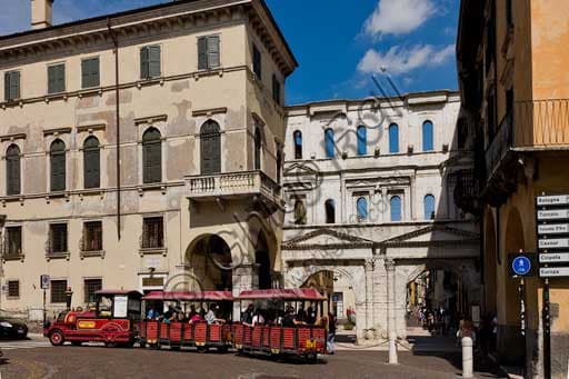 Porta Borsari a Verona: Monumento Romano e Percorso Turistico