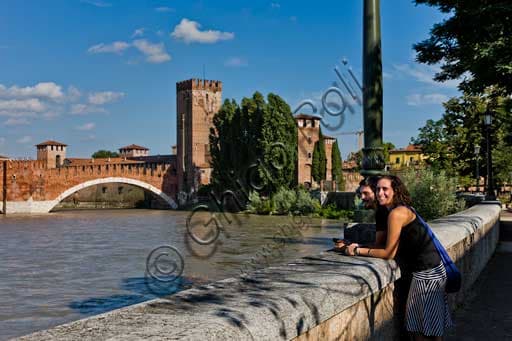 Veduta del Ponte Scaligero a Verona sull'Adige con coppia innamorata