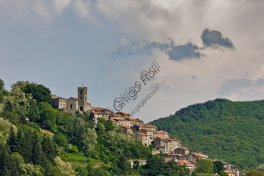 Pontito: Scenic View of the Medieval Hilltop Village in Tuscany