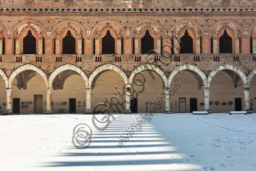 Cortile del Castello Visconteo di Pavia: Portici e Loggiati Architettonici