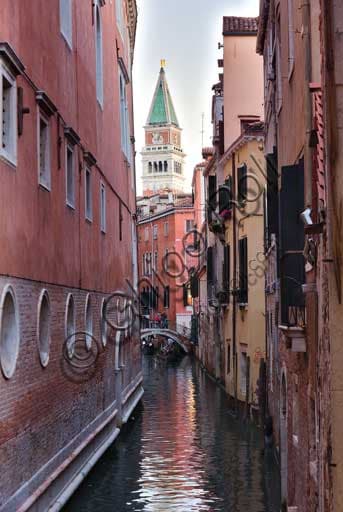 Veduta di un Rio Veneziano con il Campanile di San Marco