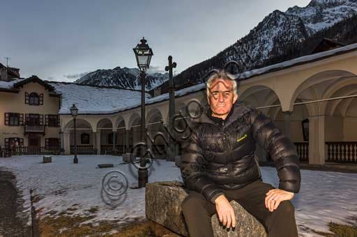 Assessore Giancarlo De Fabiani nel contesto architettonico di Gressoney