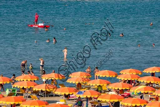 Gabicce Mare: La Spiaggia con Ombrelloni e Bagnanti nel Pesarese