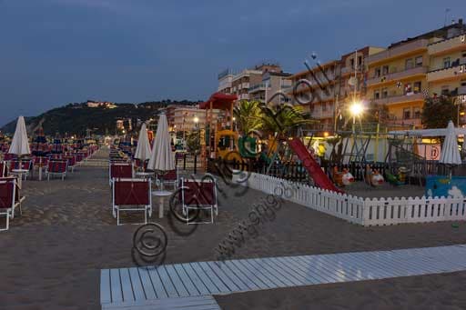 Gabicce Mare: Panorama Serale della Spiaggia e dei Colli Illuminati