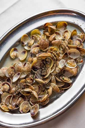Antipasto di Vongole: Storia e Preparazione nelle Marche
