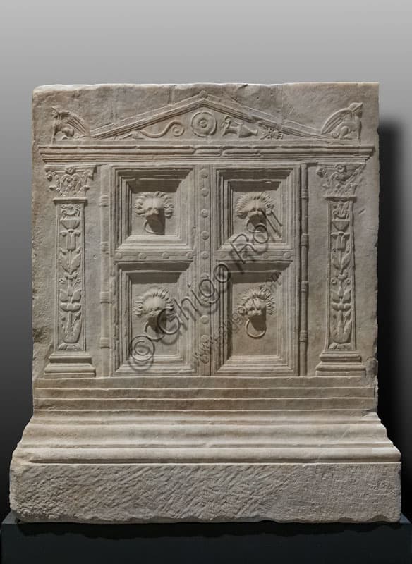 Altare Funerario di D. Telegennio Antho: Analisi del Retro e Simbologia