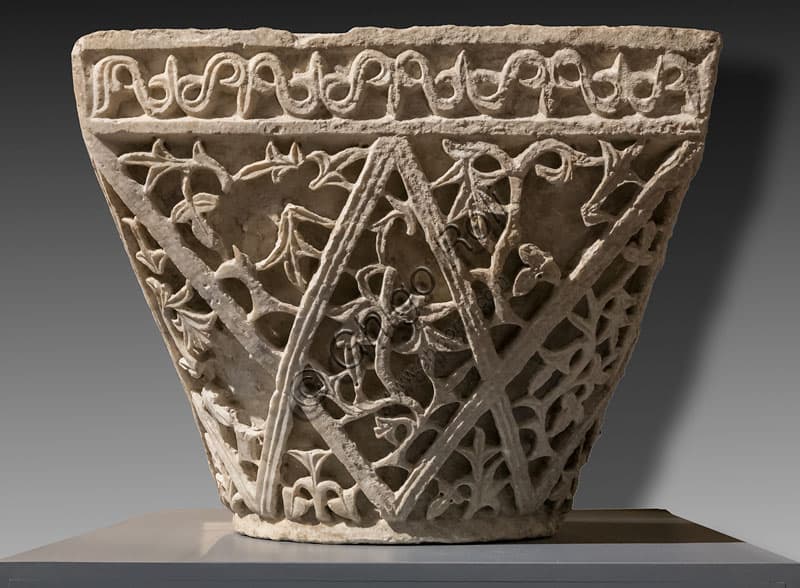 Capitello imposta a paniere: arte costantinopolitana del VI secolo