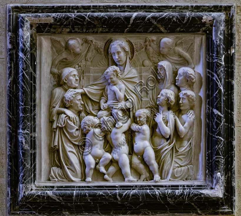 Monumento Funebre Aragazzi: Madonna che benedice il defunto a Montepulciano