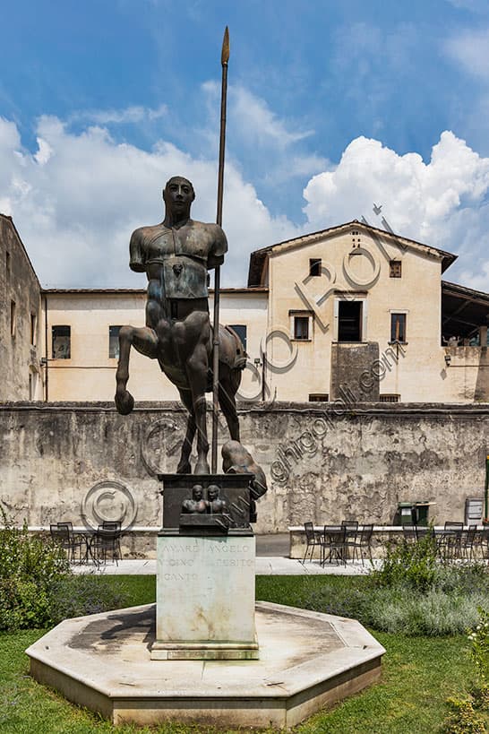 Il Centauro di Igor Mitoraj a Pietrasanta: Scultura in Bronzo del 1994