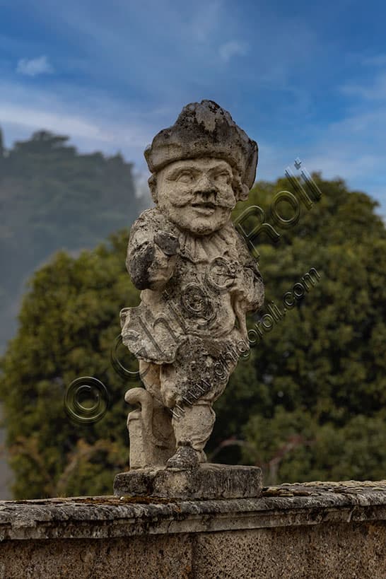 Statue dei Nani di Villa Valmarana a Vicenza: Analisi di un Dettaglio Scultoreo