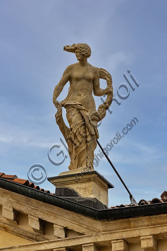 Statue on the Tympanum: The Facade Ornament of Villa Valmarana ai Nani in Vicenza