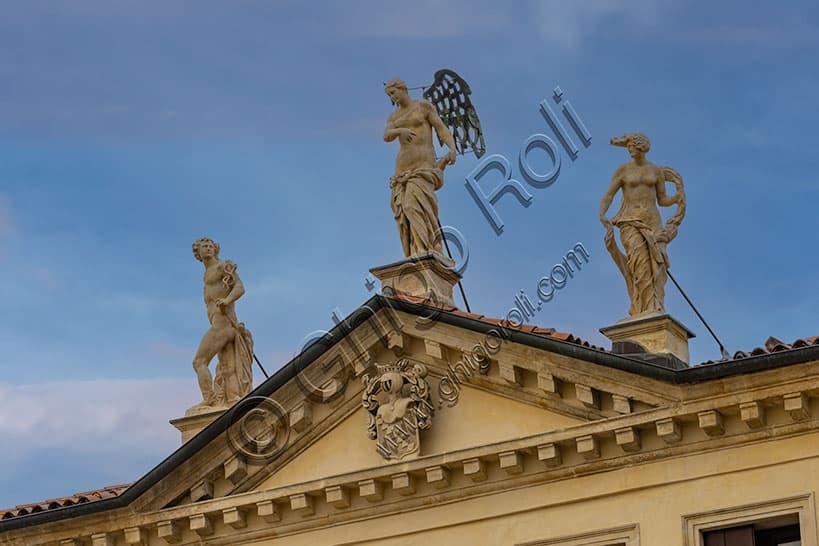 Facciata di Villa Valmarana ai Nani: Timpano e Statue Architettoniche