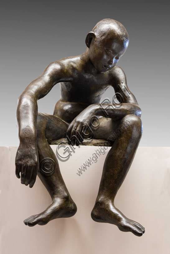 Scultura 'Bambino Seduto' di Ivo Soli: Opera in Bronzo
