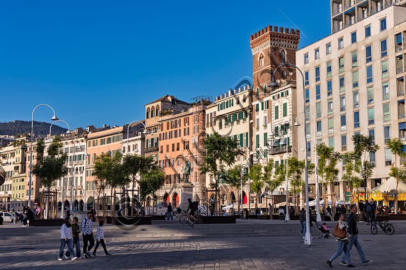Genova: Veduta di Piazza Caricamento - Paesaggio Urbano e Storia