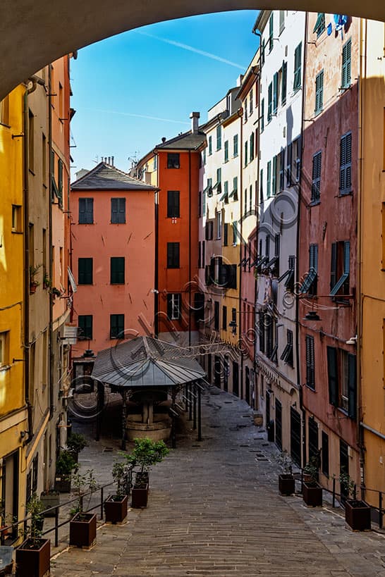 Piazza dei Truogoli a Genova: Lavatoio Storico e Facciate Colorate