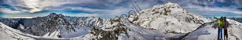 Panorama Orbitale del Corno del Camoscio nella Neve
