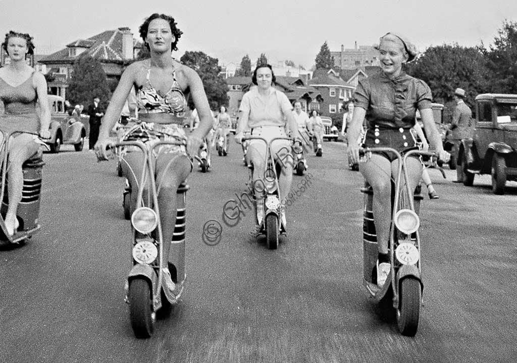 Collezione Vittorio Tessera: Donne Americane sui Primi Motoscooter