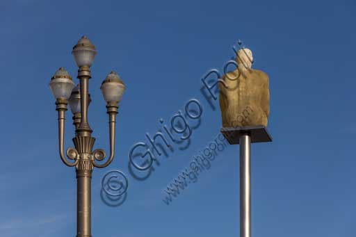 Place Massena Nizza: le Statue Colonnari di Jaume Plensa