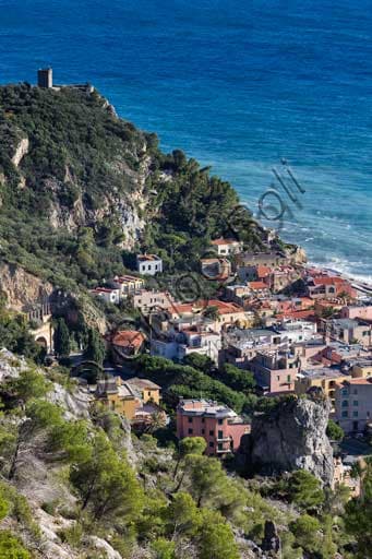Varigotti: il Borgo Medievale e la Torre di Avvistamento del Castello