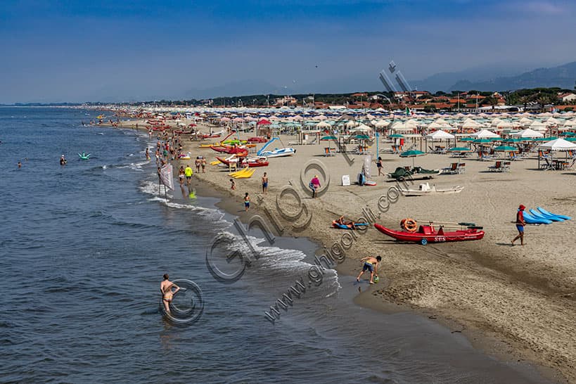 Veduta della spiaggia di Marina di Pietrasanta con ombrelloni e sdraio