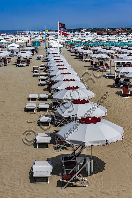 Spiaggia di Marina di Pietrasanta: Ombrelloni e Sdraio sulla Costa Toscana