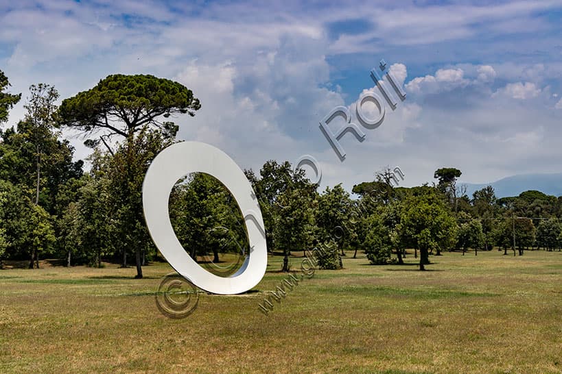 N'uovò di Vazha Mikaberidze Prasto: Scultura Contemporanea al Parco della Versiliana
