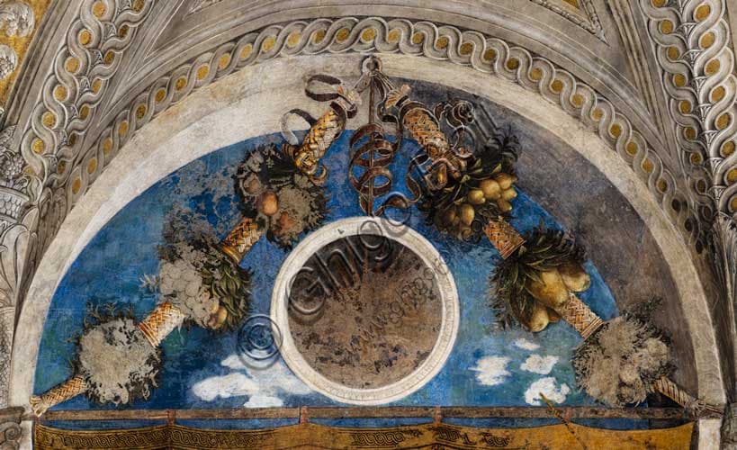 Camera degli Sposi di Mantegna: Dettaglio della Lunetta con Festoni e Araldica