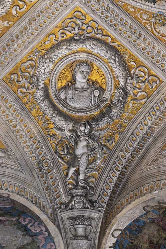 Camera degli Sposi Mantova: Dettaglio della Volta con Ritratto di Tiberio