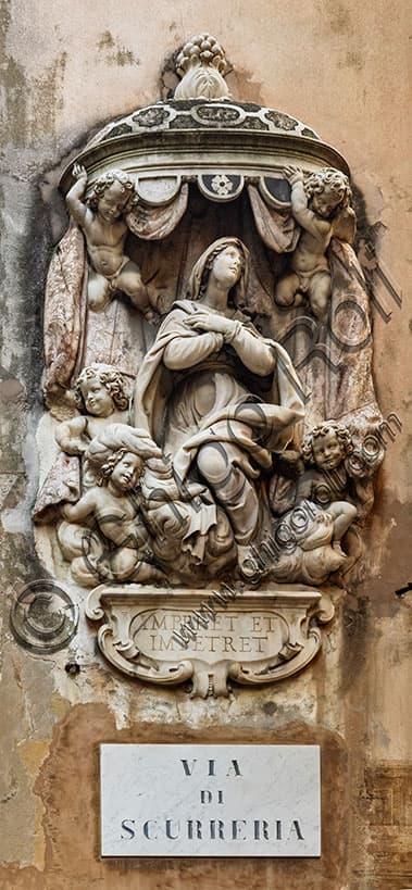 Edicola Votiva con Madonna e Angeli in Via di Scurreria, Genova