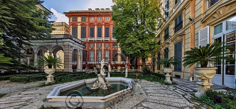Giardino di Palazzo Bianco a Genova con vista su Palazzo Rosso
