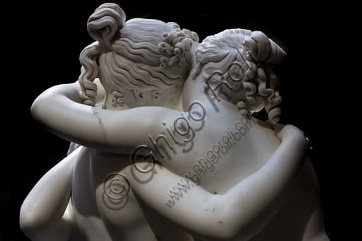 Scultura in marmo Le Tre Grazie di Antonio Canova, dettaglio dell'abbraccio delle tre dee