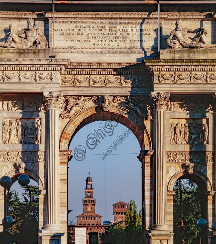 Veduta architettonica dell'Arco della Pace a Milano con il Castello Sforzesco e la Torre del Filarete sullo sfondo