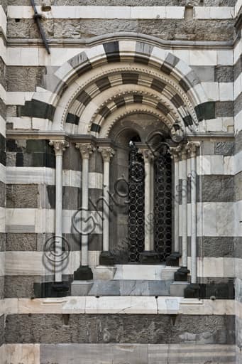 Bifora gotica del 1217 sul fianco sud del Duomo di Genova (Cattedrale di San Lorenzo)