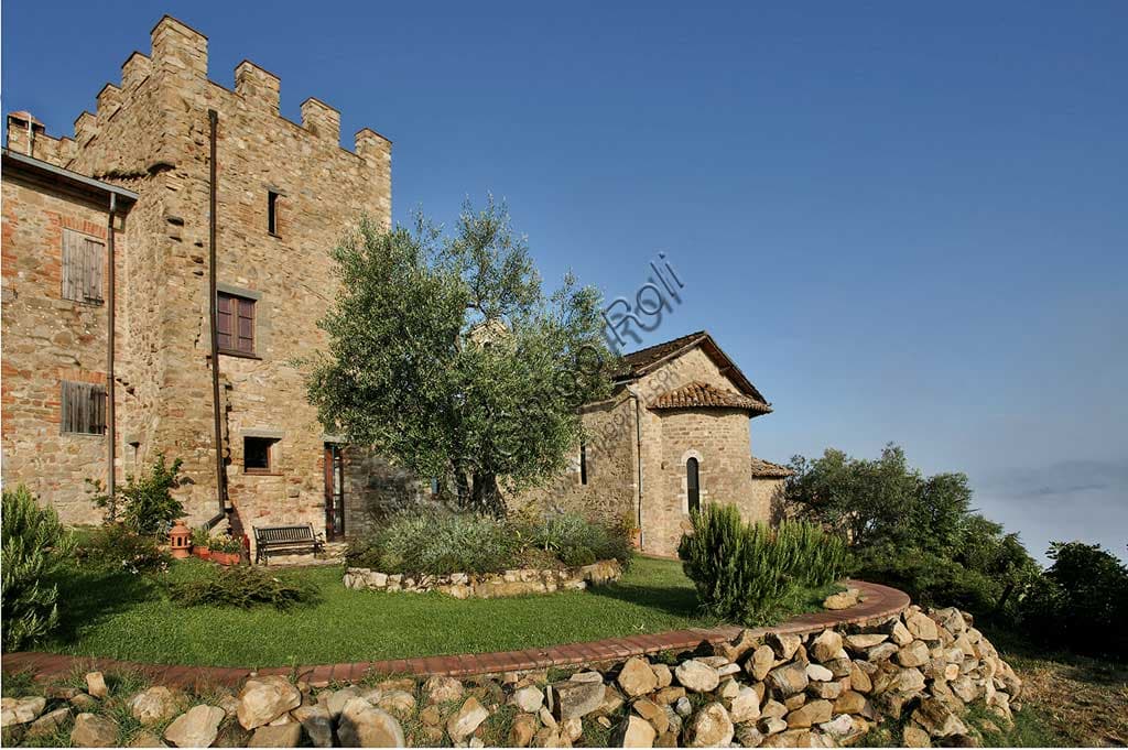 Veduta panoramica del borgo storico di Cisterna nel paesaggio collinare umbro.