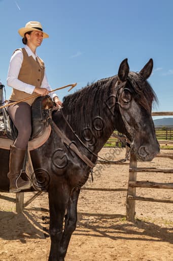 Buttero a cavallo nel paesaggio del Parco Regionale della Maremma in Toscana