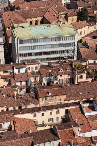 Veduta panoramica del centro storico di Cremona con architetture antiche e contemporanee