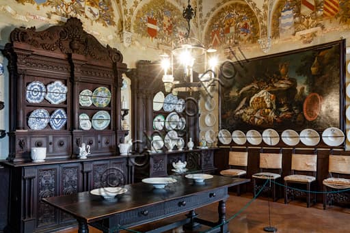 Interno della cucina storica con camino e arredi nella Rocca Sanvitale di Fontanellato