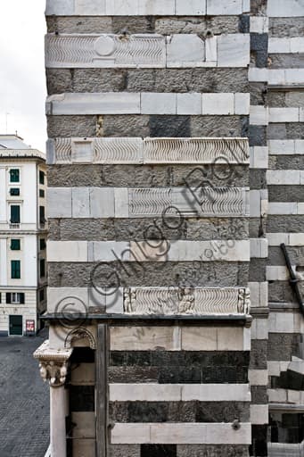 Particolare del fianco sud del Duomo di Genova con i fronti di antichi sarcofagi romani integrati nella muratura