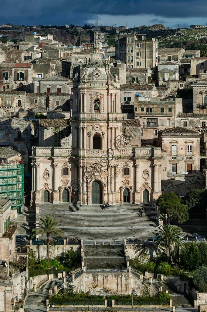 Veduta panoramica del Duomo di San Giorgio a Modica, esempio di architettura barocca siciliana patrimonio UNESCO