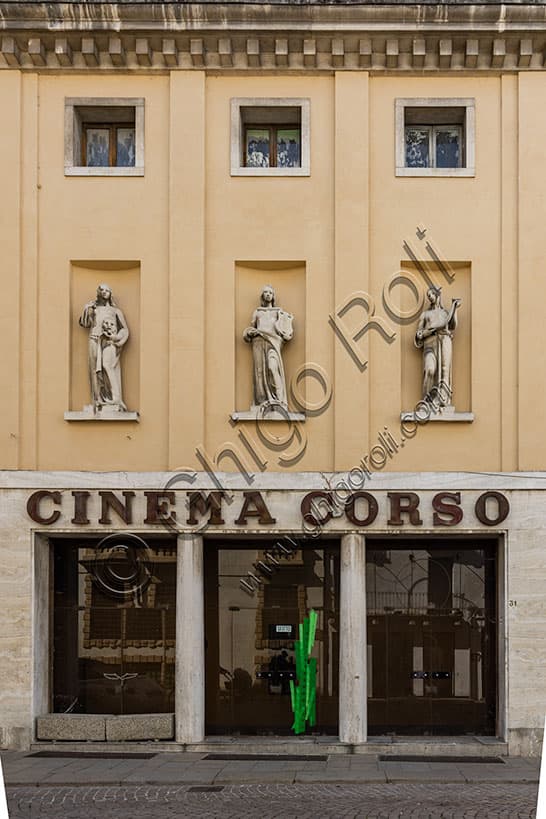Dettaglio della facciata del Cinema Corso di Vicenza con statue allegoriche delle Arti