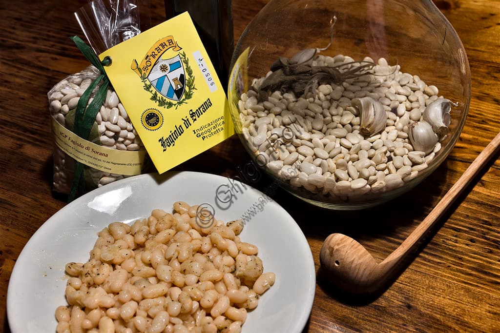Fagioli di Sorana IGP, crudi e cotti, in una ciotola di ceramica toscana [PRESENTE - USA QUESTO]