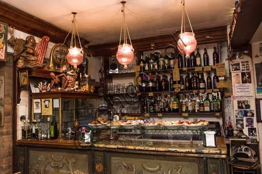 Valerio Silvestri, titolare dell'Osteria al Sacro e Profano a Venezia, dietro il banco dei cicchetti