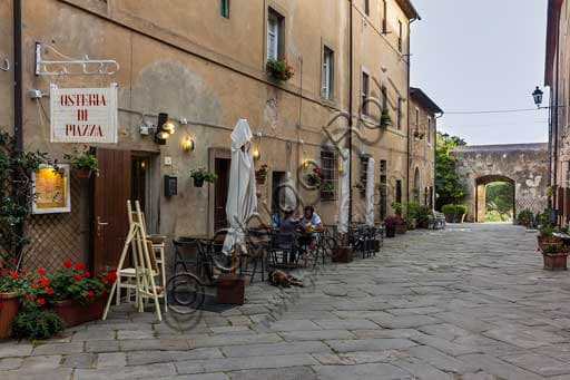 Interno o esterno della tradizionale osteria toscana nella via principale di Populonia