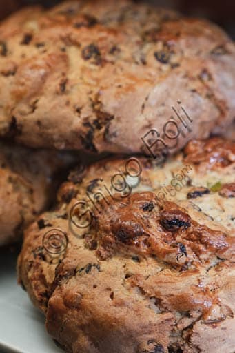 Pandolce Genovese tradizionale su tagliere di legno, tipico dolce ligure