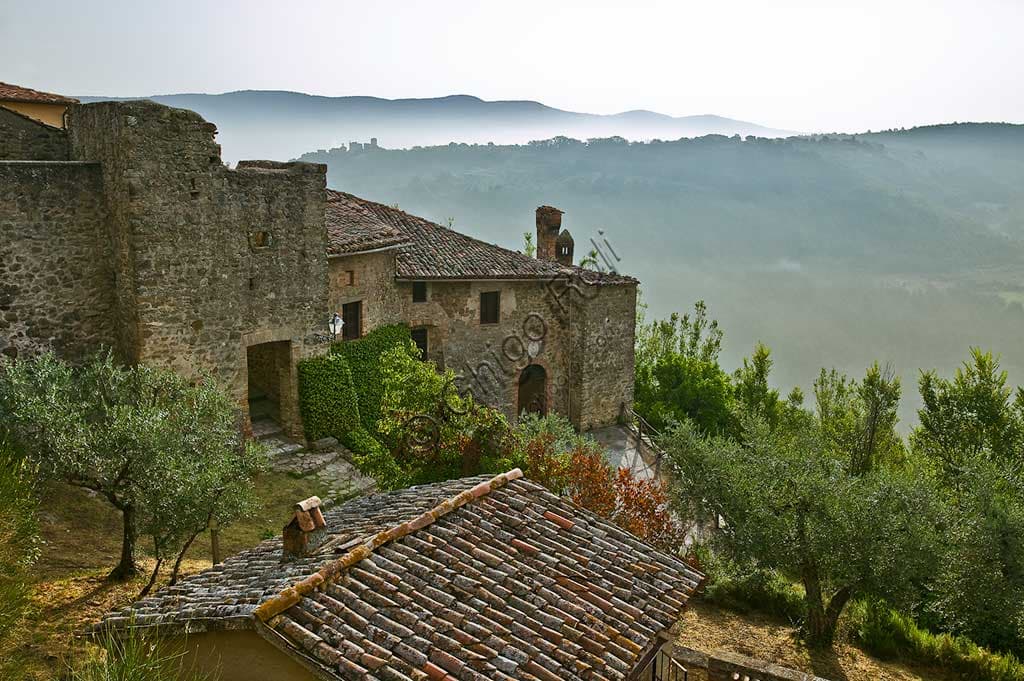 Vista panoramica del borgo storico di Ceralto con il borgo di Cisterna sullo sfondo in un tipico paesaggio italiano