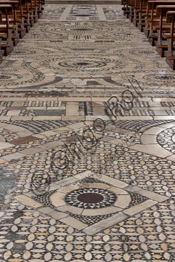 Pavimento cosmatesco in marmo, porfido e serpentino del Duomo di Santa Maria Assunta a Spoleto