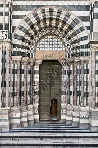 Portale di destra, facciata ovest del Duomo di San Lorenzo a Genova
