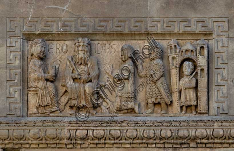 Scultura medievale del Re Erode di Antelami, facciata del Duomo di Fidenza, Cattedrale di San Donnino