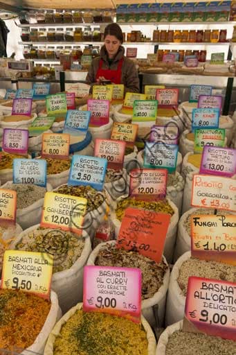 Tipi e varietà di riso in vendita al mercato di Piazza delle Erbe a Padova, Italia